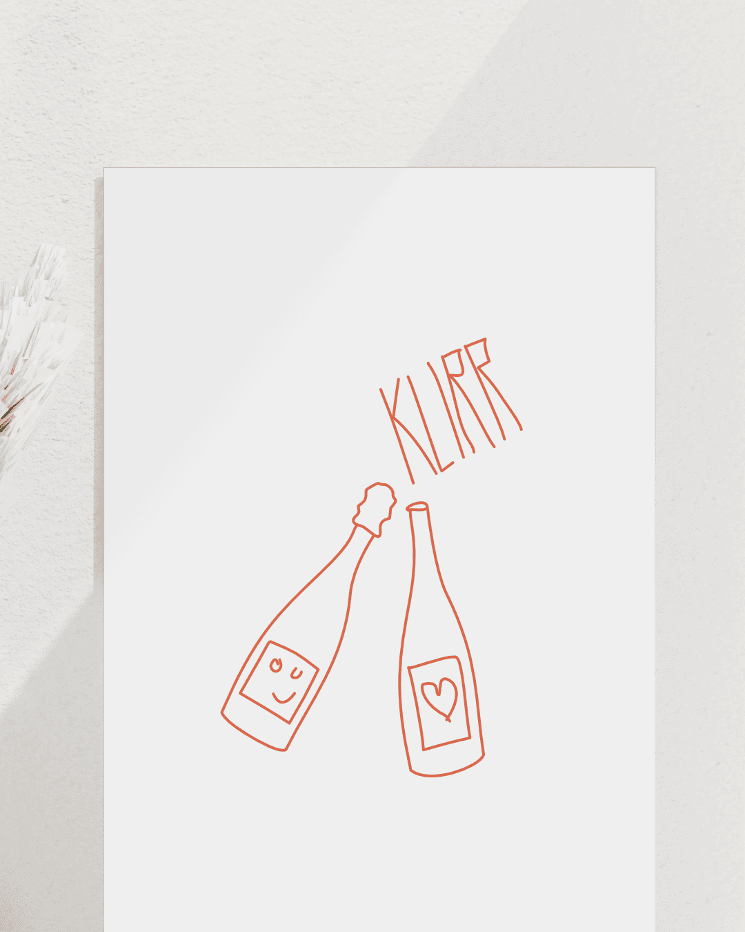 Abstrahierte Sektflaschen mit Smiley und Herzetiketten. Sie stoßen an. Darüber der Text: Klirr. Line Art Stil Rot auf weißem Hintergrund. Kunstdruck glose up.