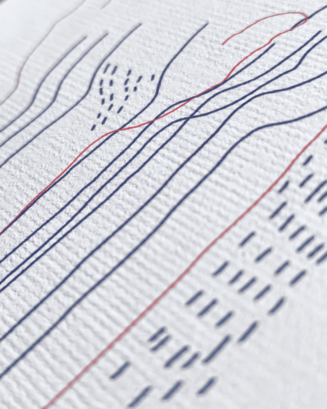 Rot/blaue gestrichelte linien, der Umriss einer Hand ist sichtbar. Hintergrund weiß. Kunstdruck. Die Leinwandstruktur des Papiers ist sichtbar.