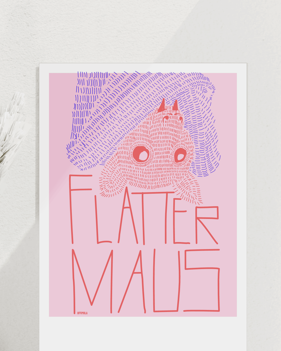 Rot/blau gestrichelte Fledermaus, mit dem abstrakt formatierten Text: Flattermaus. Hintergrund rosa. Kunstdruck close up.