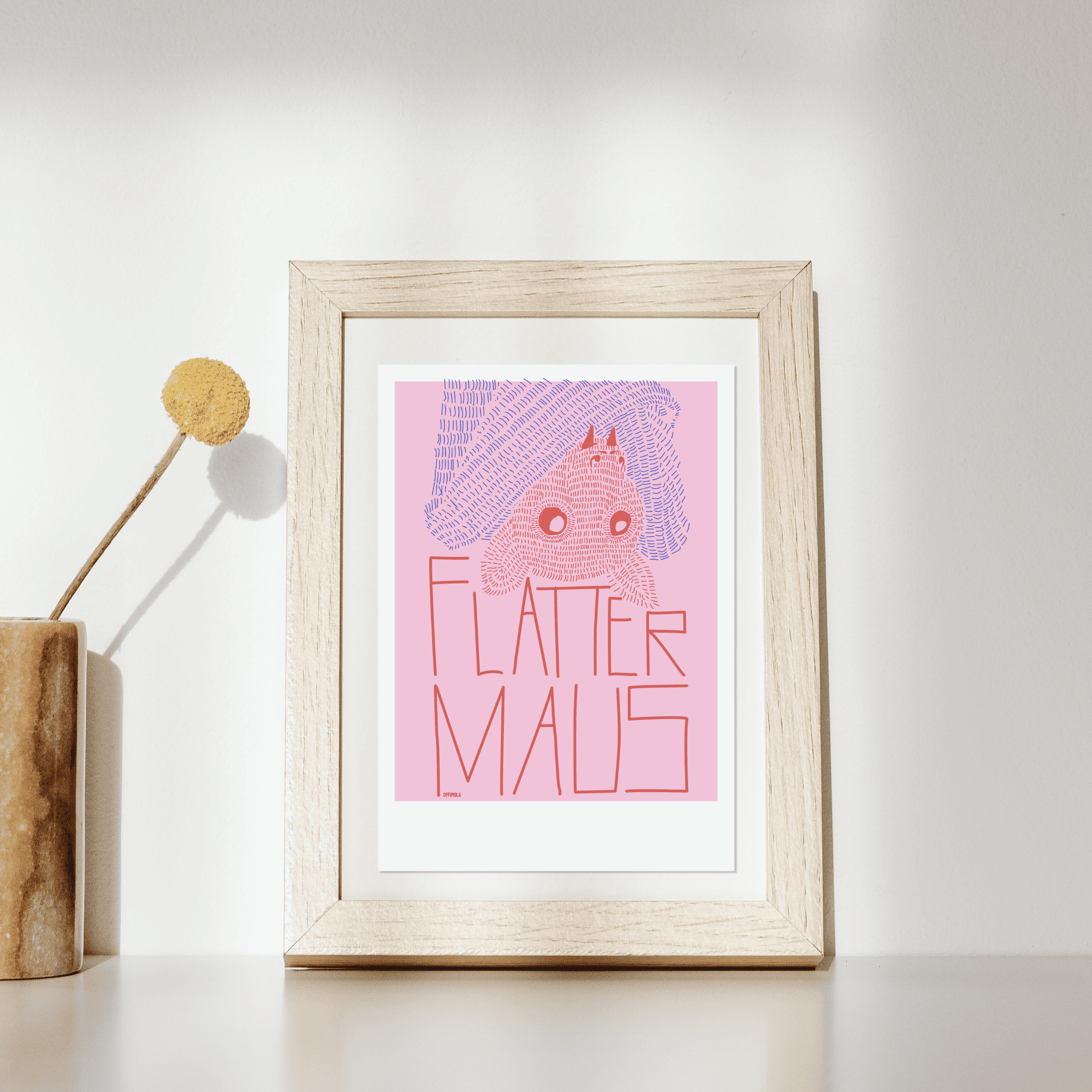 Rot/blau gestrichelte Fledermaus, mit dem abstrakt formatierten Text: Flattermaus. Hintergrund rosa. Kunstdruck gerahmt.