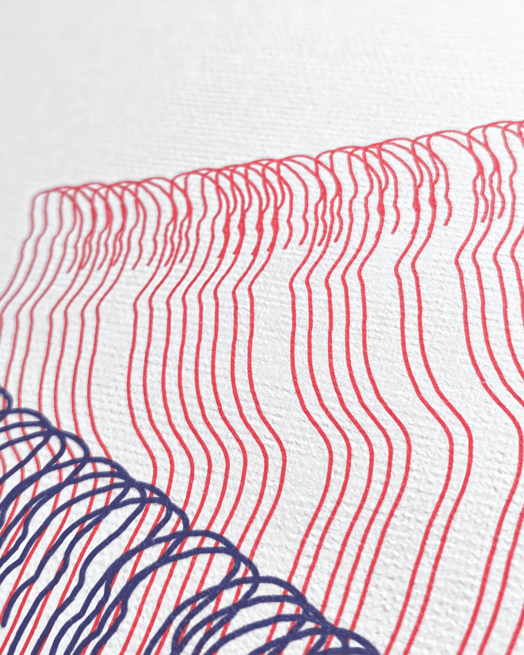 Rot/blaue übereinander gelagerte linien. Hintergrund weiß. Kunstdruck close up, man sieht die leinwandstruktur des papiers.