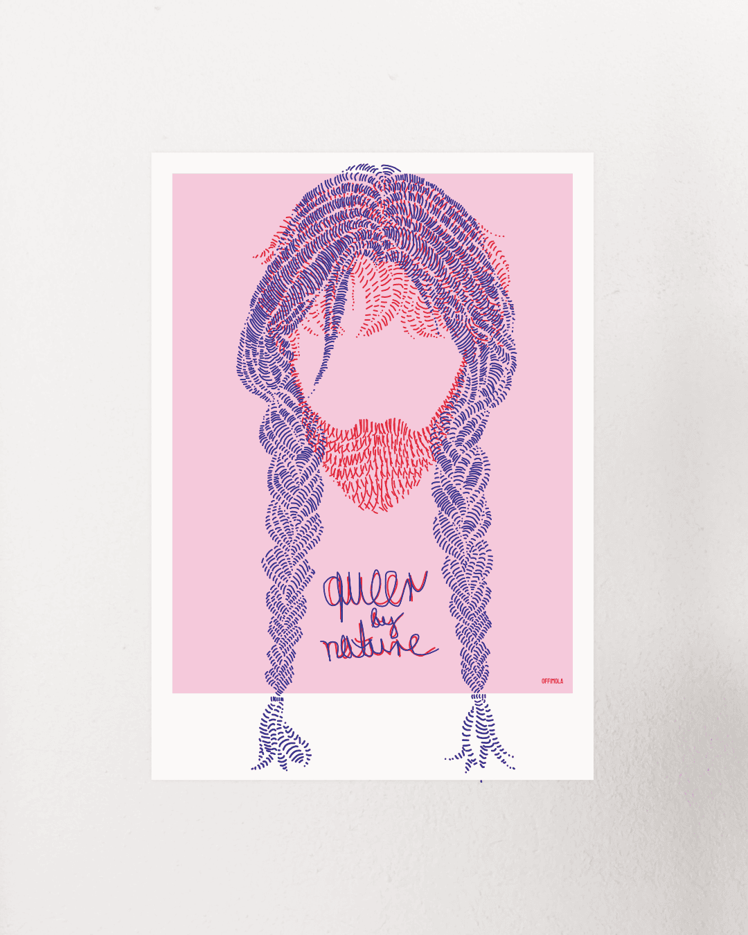 Blau/rot gestrichelter Kopf mit Zopf Frisur und Bart. Darunter in Schreibschrift der Text queer by nature.