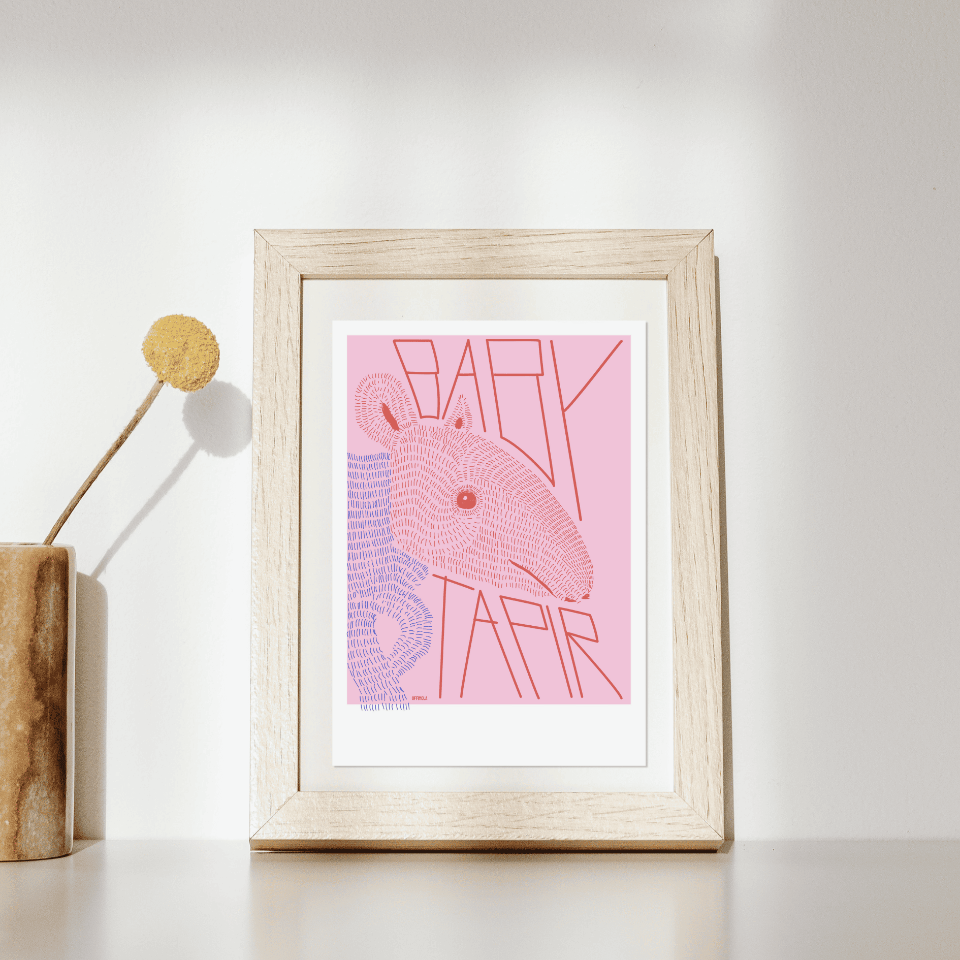 Rot/blau gestricheltes baby Tapier mit dem abstrakt formatierten Text: Baby Tapier. Hintergrund rosa. Kunstdruck gerahmt mit blumenvase daneben.