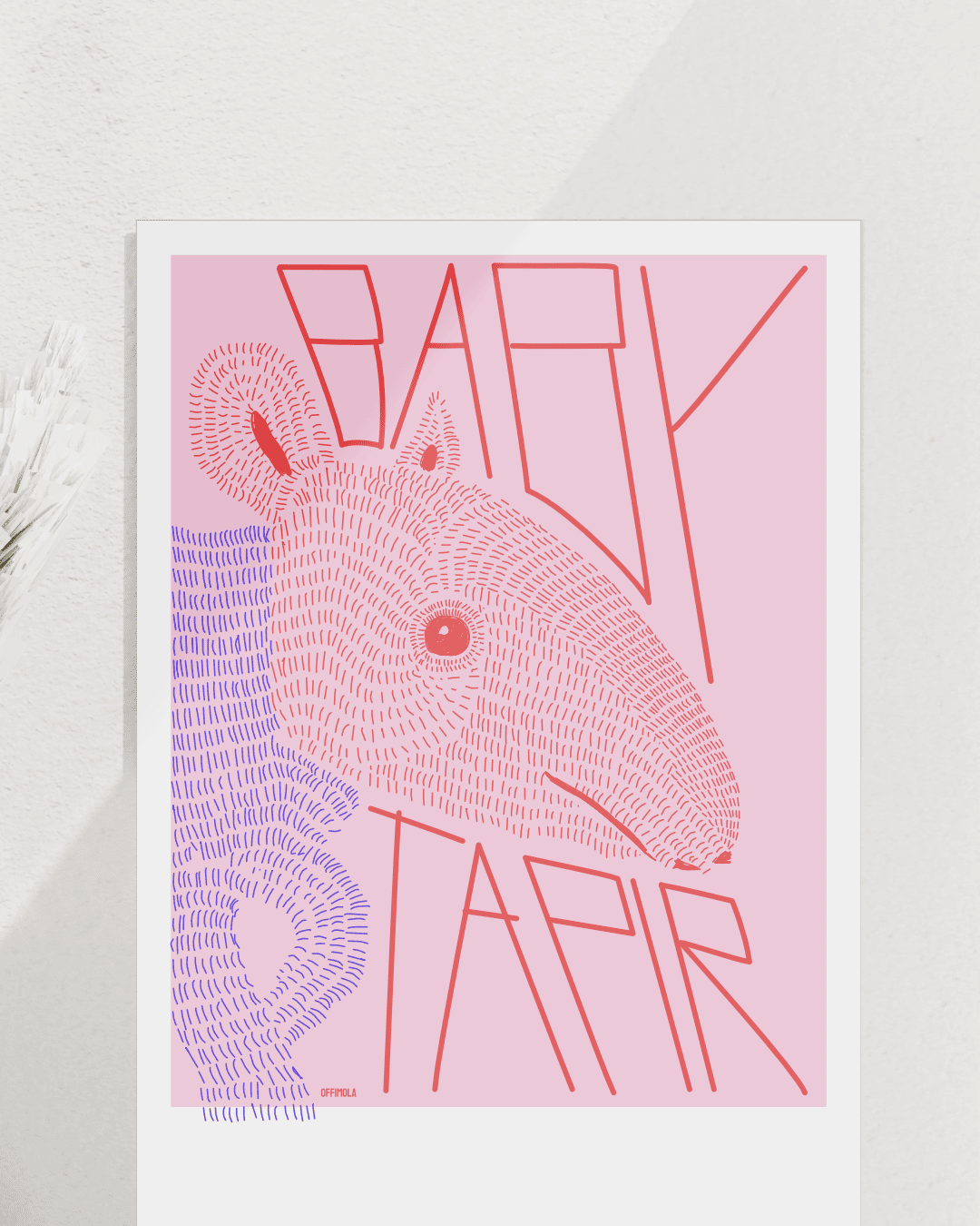 Rot/blau gestricheltes baby Tapier mit dem abstrakt formatierten Text: Baby Tapier. Hintergrund rosa. Kunstdruck close up.