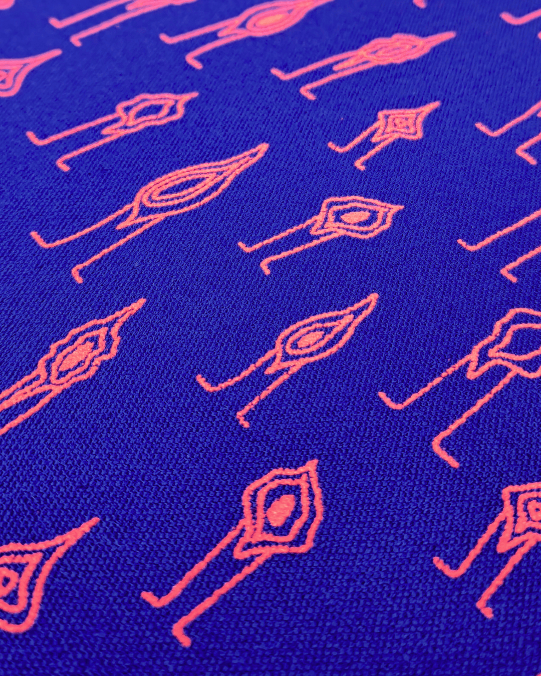 Close up einer blauen Tote Bag mit rosa vulven stark abstrahiert/line Art bedruckt.