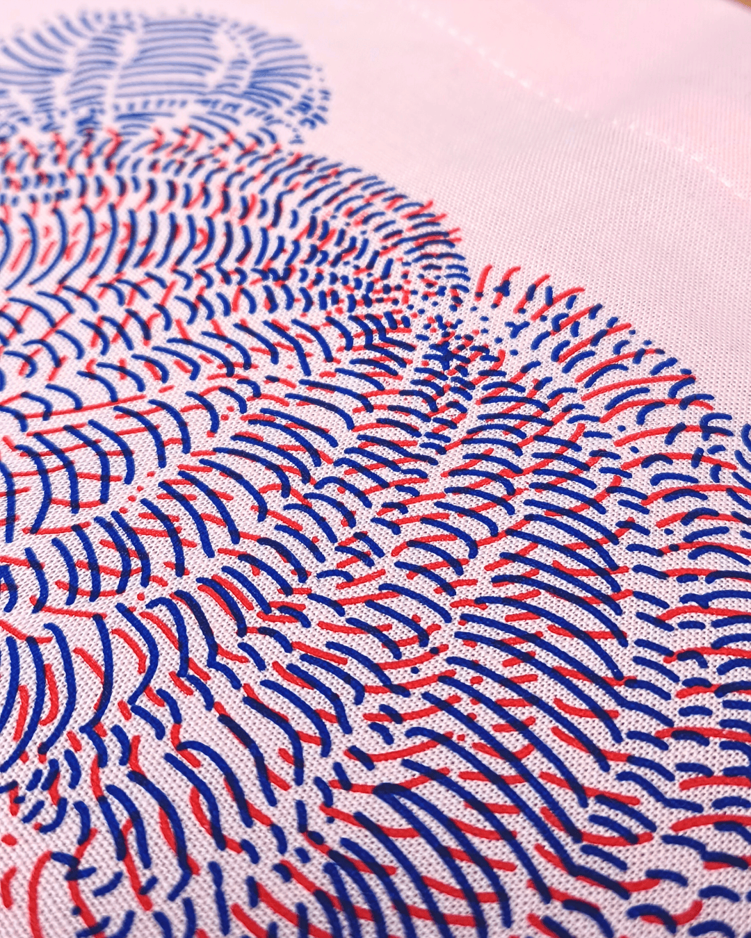 Close up einer rosa Tote Bag mit gestrichelter Frisur mit Bart abstrahiert/line Art bedruckt.