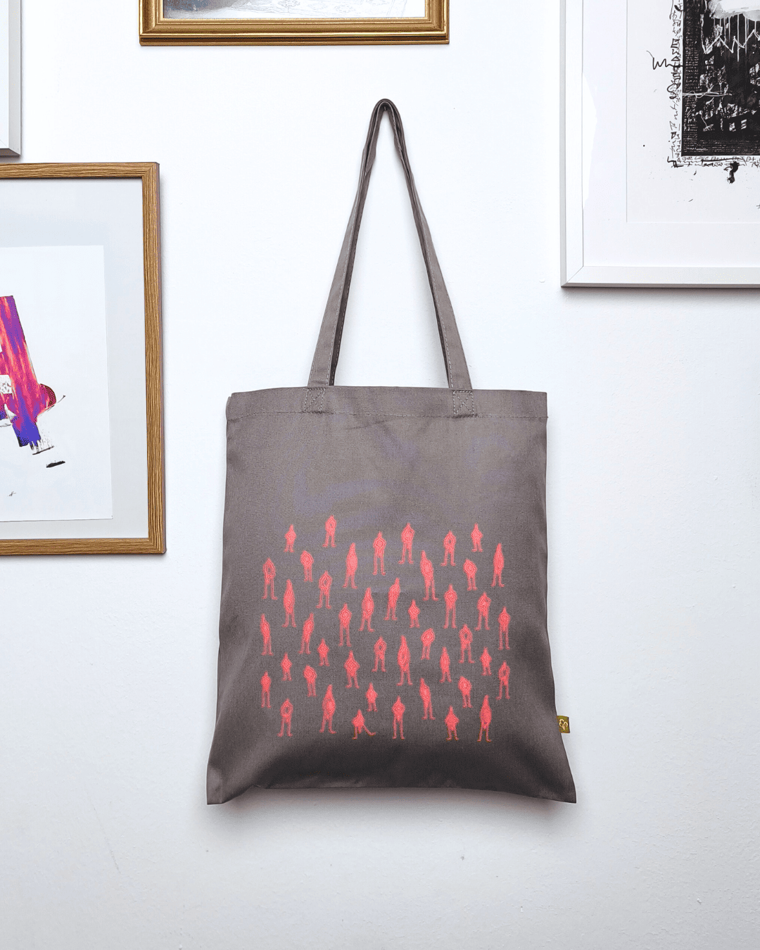 Eine graue Tote Bag mit rosa vulven stark abstrahiert/line Art bedruckt.